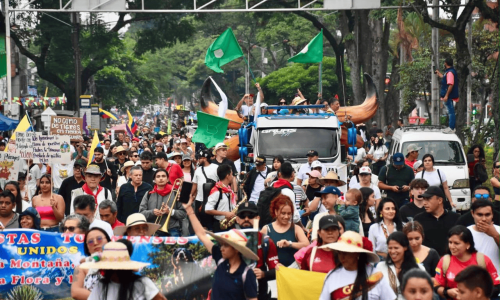Foto de una movilización en las calles por parte de artistas a favor de Iván Cepeda.