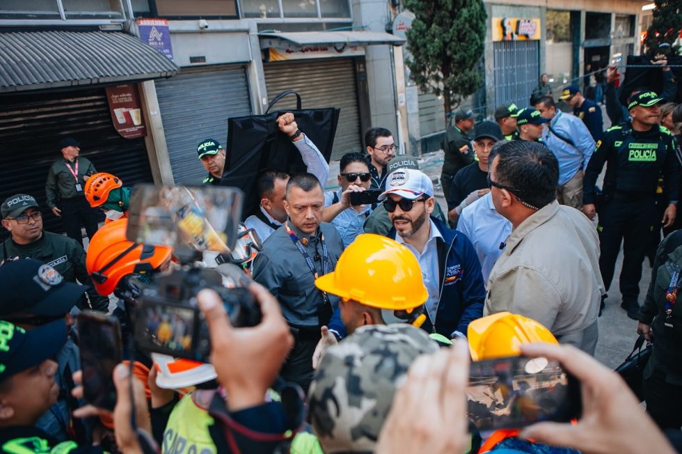 El presidente Abelardo de la Espriella con gorra blanca en medio de la gira que hizo para atender los destrozos del terremoto.