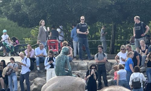 Cientos de turistas visitan Copenhague en verano. /