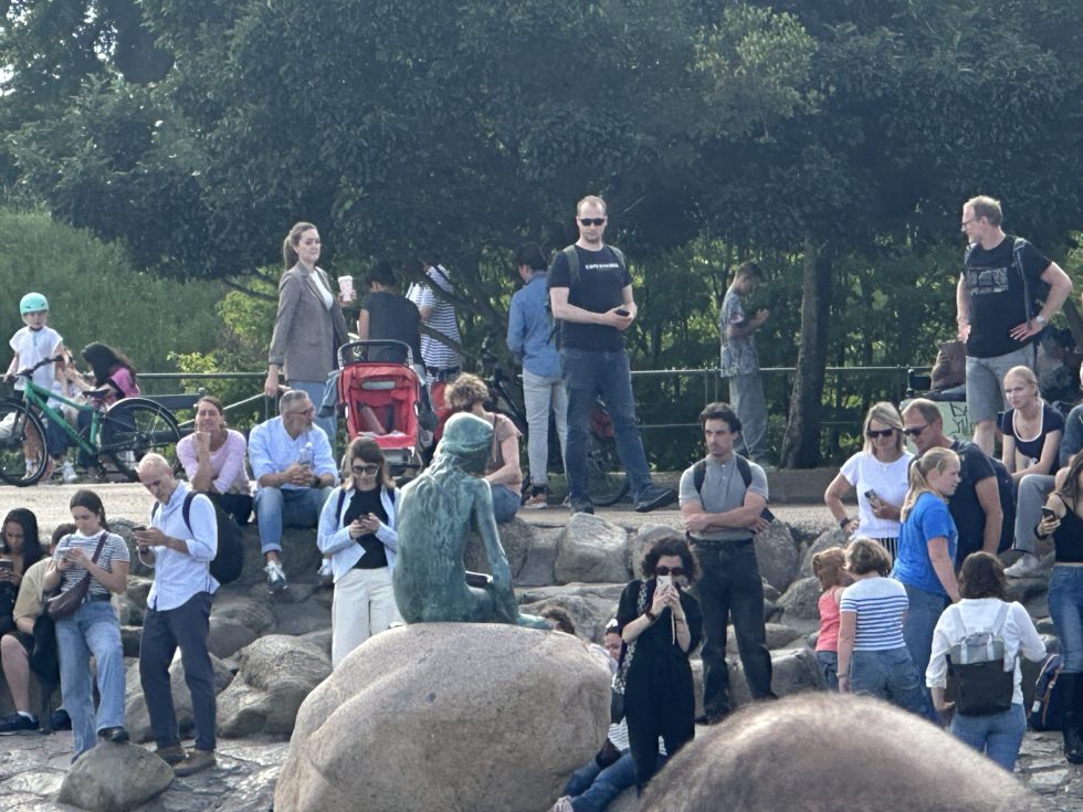 Cientos de turistas visitan Copenhague en verano. /