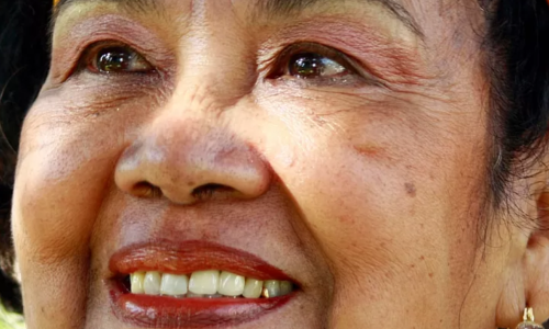 Primerísimo primer plano del rostro sonriente de Totó la Momposina