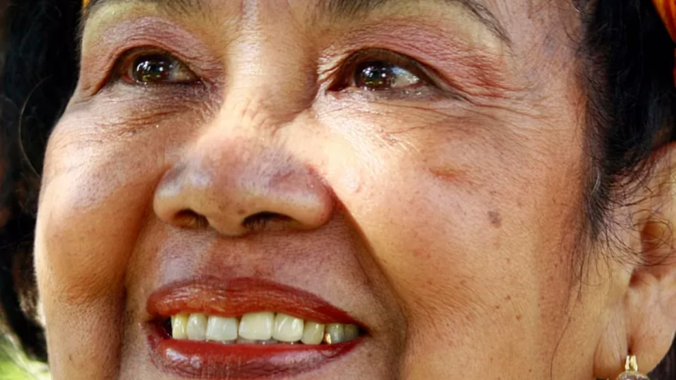 Primerísimo primer plano del rostro sonriente de Totó la Momposina