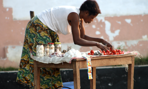 Imagen de una mujer pobre que vende frutas en la calle
