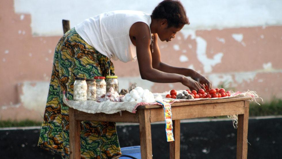 Imagen de una mujer pobre que vende frutas en la calle