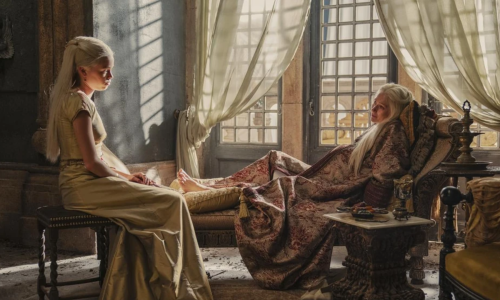 La reina Aemma y su hija Rhaenyra, en la serie House of the Dragon, de HBO.