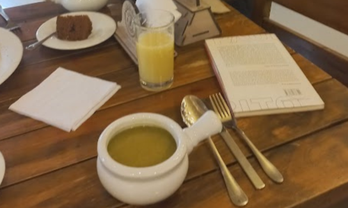 Mesa de restaurante con una sopa de lentejas