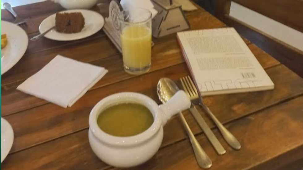 Mesa de restaurante con una sopa de lentejas