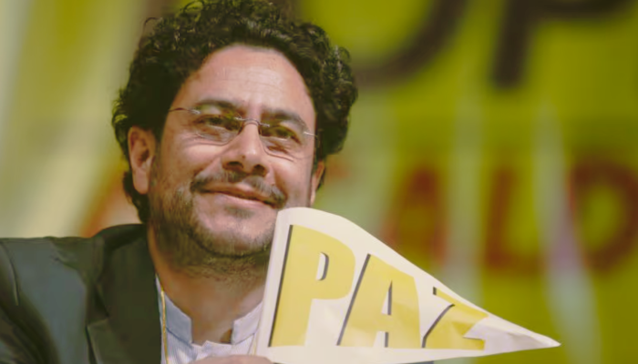 Foto del rostro de Iván Cepeda, sonriente y con un banderín de la paz