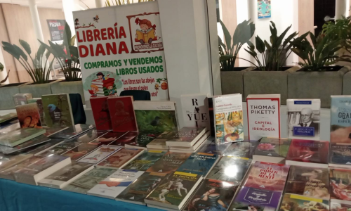 Foto del interior de la librería Diana, con una mesa llena de libros.