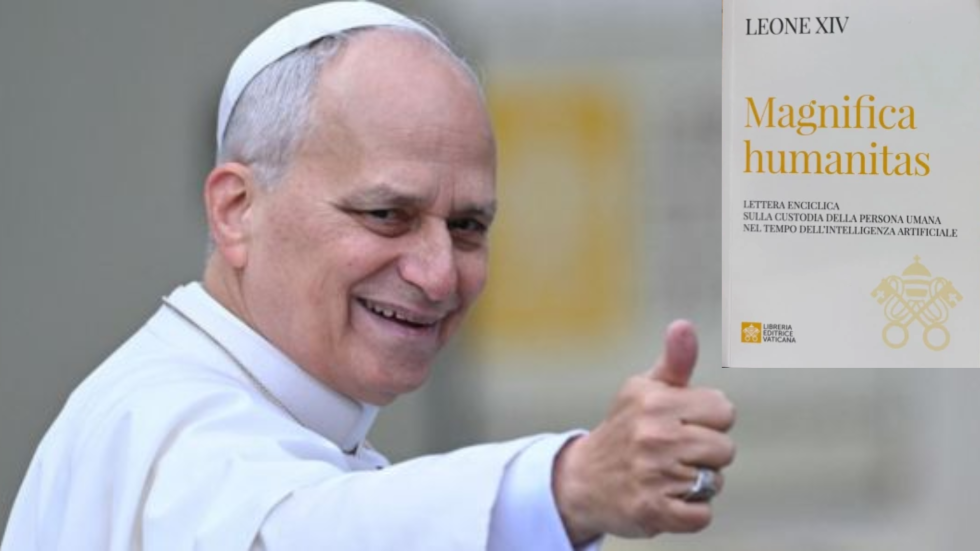 Foto del Papa León XIV, sonriente y con el pulgar levantado