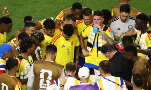 Jugadores de la selección Colombia tomando agua en la pausa de hidratación