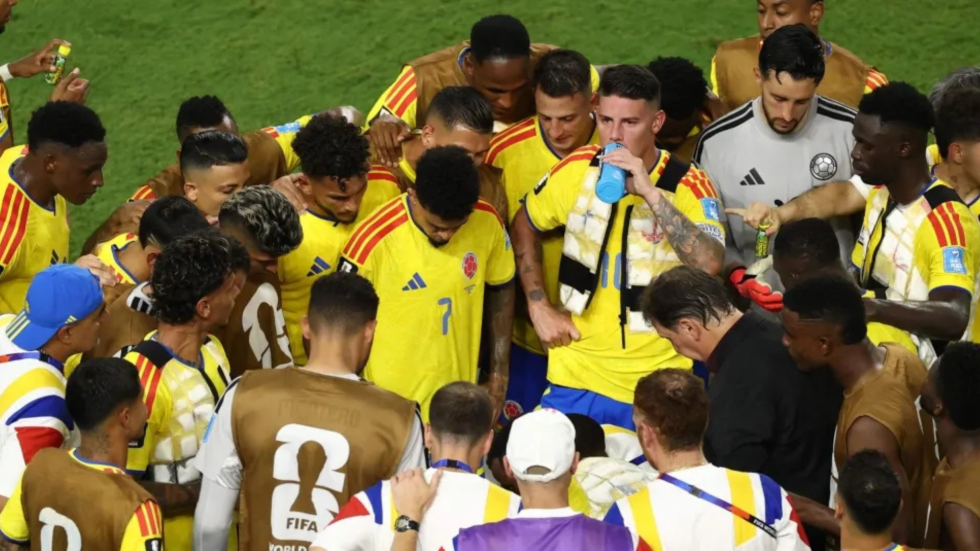 Jugadores de la selección Colombia tomando agua en la pausa de hidratación