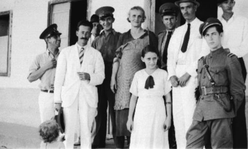 Foto en blanco y negro de un grupo de personas en Puerto Carreño en 1937