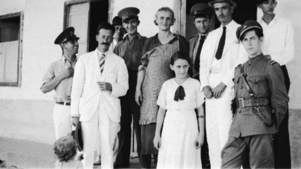 Foto en blanco y negro de un grupo de personas en Puerto Carreño en 1937