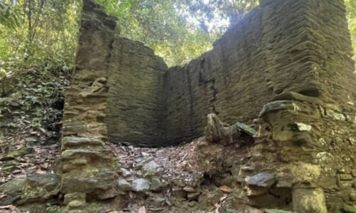 Ruinas de donde se cree se almacenaba la pólvora de las Reales Minas de Santa Ana.