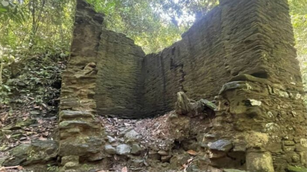 Ruinas de donde se cree se almacenaba la pólvora de las Reales Minas de Santa Ana.