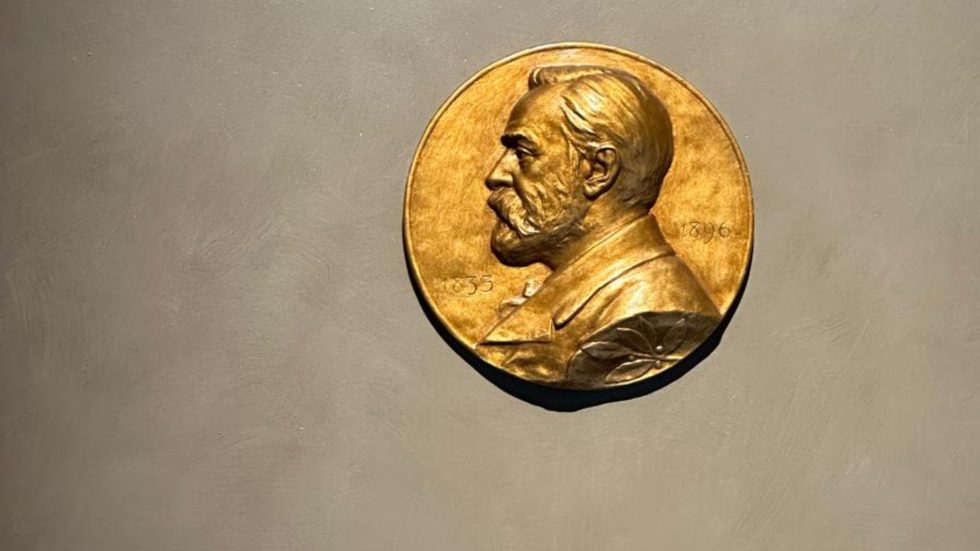 Relieve de Alfred Nobel en una pared del Ayuntamiento de Estocolmo.