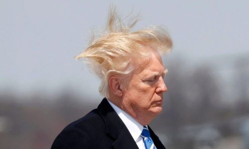 En octubre de 2018 el viento despeinó al presidente Donald Trump, antes de abordar una aeronave del Cuerpo Marines de Estados Unidos.
