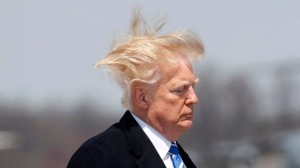 En octubre de 2018 el viento despeinó al presidente Donald Trump, antes de abordar una aeronave del Cuerpo Marines de Estados Unidos.