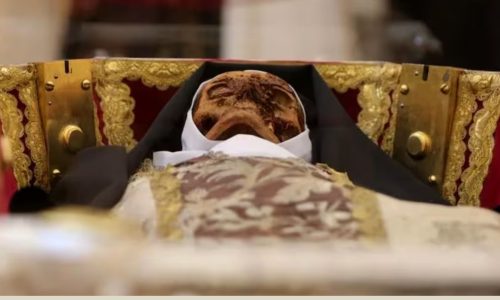 Después de 111 años, el cuerpo de Santa de Jesús fue expuesto al público en mayo de 2025 en Alba de Tormes, Salamanca, España.