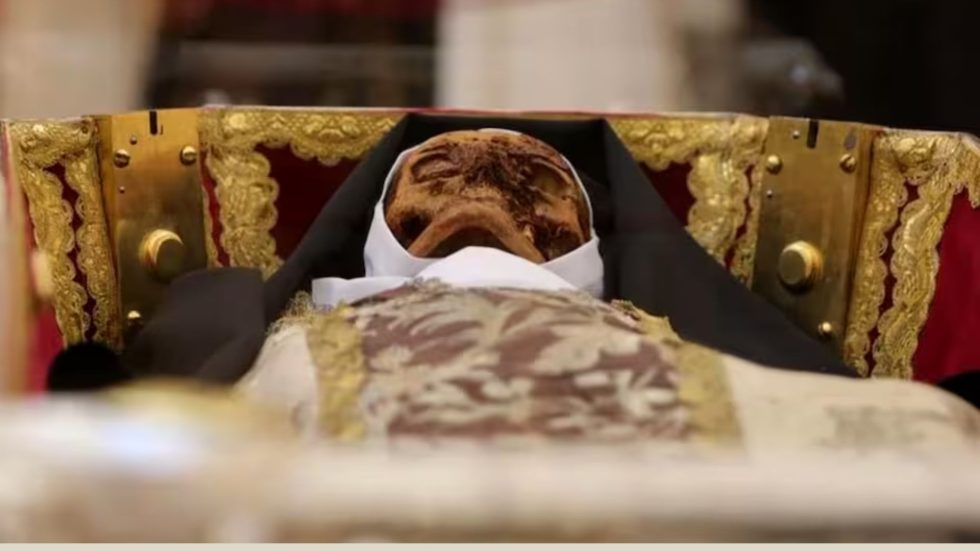 Después de 111 años, el cuerpo de Santa de Jesús fue expuesto al público en mayo de 2025 en Alba de Tormes, Salamanca, España.
