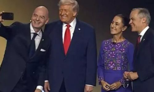 Gianni Infantino, presidente de la FIFA, haciéndose una selfie junto al presidente estadounidense Donald Trump; la presidenta de México, Claudia Scheinbaum, y el primer ministro de Canadá, Mark Carney, durante el sorteo del Mundial 2026. / Foto: Captura de pantalla de video de YouTube