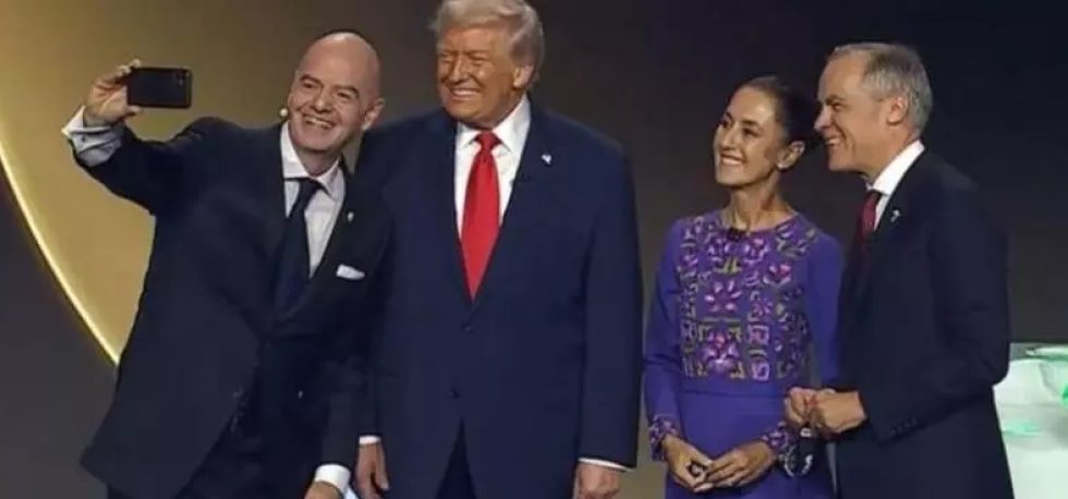 Gianni Infantino, presidente de la FIFA, haciéndose una selfie junto al presidente estadounidense Donald Trump; la presidenta de México, Claudia Scheinbaum, y el primer ministro de Canadá, Mark Carney, durante el sorteo del Mundial 2026. / Foto: Captura de pantalla de video de YouTube