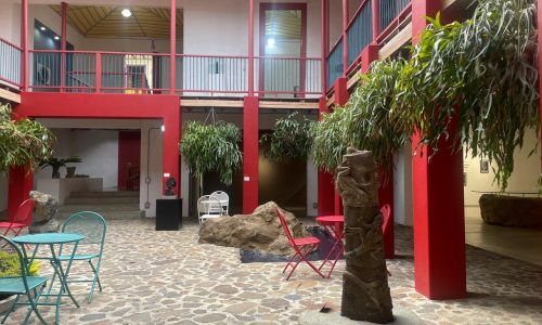 El patio interior del Museo de Antropología y Artes de Jericó es una mezcla del estilo colonial antioqueño con lo contemporáneo. /
