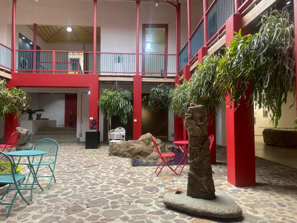 El patio interior del Museo de Antropología y Artes de Jericó es una mezcla del estilo colonial antioqueño con lo contemporáneo. /