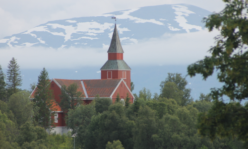 Iglesia evangélica luterana de Elverhøy, en la ciudad de Tromsø, Noruega.