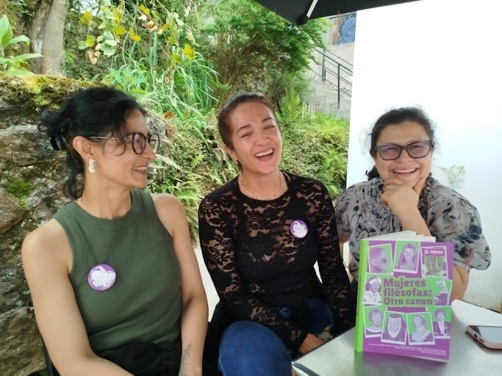 Las profesoras Marcela Castillo Villegas, Diana Hoyos Valdés y Diana Carolina Arbeláez Echeverri, coautoras de "Mujeres filósofas: otro canon". /
