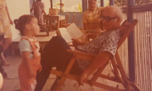 Ana María y su abuelo León. Al fondo, de amarillo, Alba. Finca cafetera Providencia en la vereda San Andrés de Chinchiná. Seguramente domingo, por la pinta del abuelo.