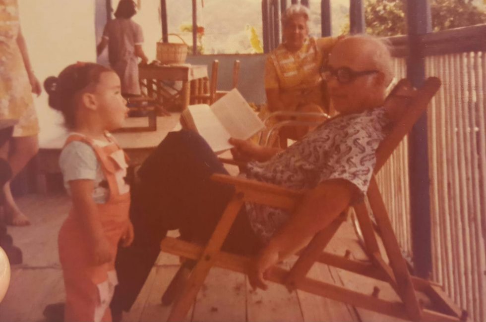 Ana María y su abuelo León. Al fondo, de amarillo, Alba. Finca cafetera Providencia en la vereda San Andrés de Chinchiná. Seguramente domingo, por la pinta del abuelo.