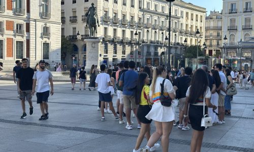 La bandera colombiana en las camisetas de paseantes en Madrid. /