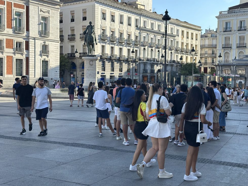 La bandera colombiana en las camisetas de paseantes en Madrid. /