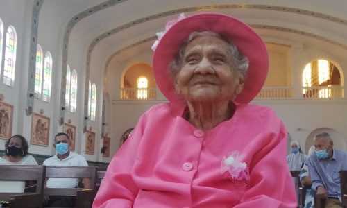 Mariela Cardona de Pineda en la celebración de sus 100 años.