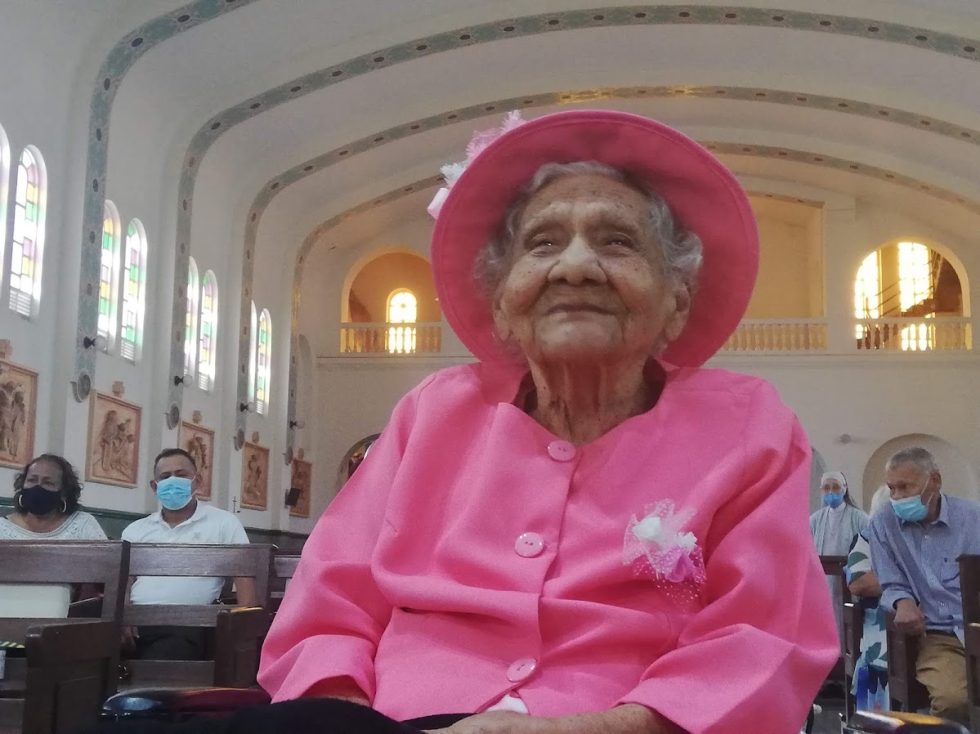 Mariela Cardona de Pineda en la celebración de sus 100 años.