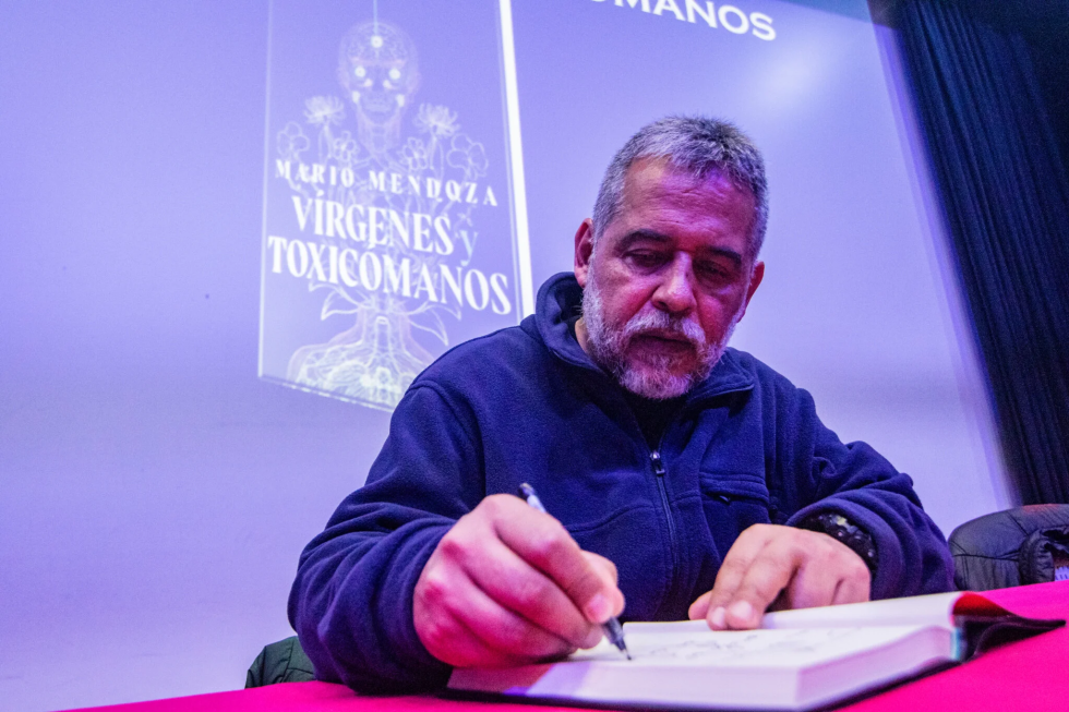 Mendoza ha explorado desde el realismo sucio hasta la novela negra para retratar la Bogotá más oculta. /