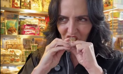 La senadora y precandidata a la presidencia de Colombia, María Fernanda Cabal, comiendo turrón en Santa Rosa de Cabal. /