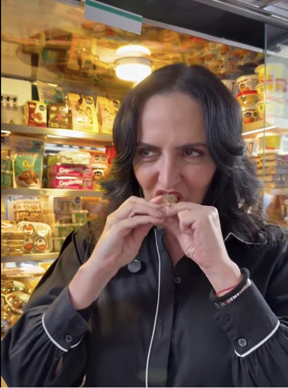 La senadora y precandidata a la presidencia de Colombia, María Fernanda Cabal, comiendo turrón en Santa Rosa de Cabal. /