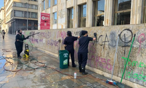 Empleadas de servicios generales limpiando la fachada del edificio del Ministerio de las TIC, Bogotá D.C en marzo de 2021. /