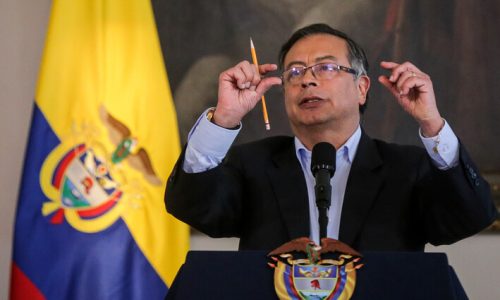 El presidente Gustavo Petro y su lápiz como símbolo de su virilidad.
