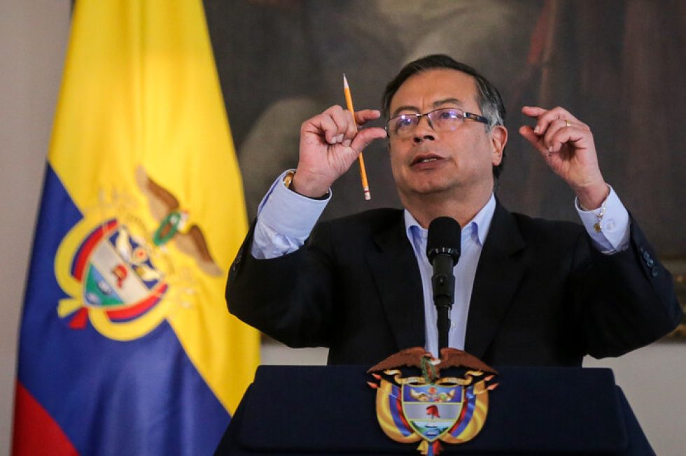 El presidente Gustavo Petro y su lápiz como símbolo de su virilidad.