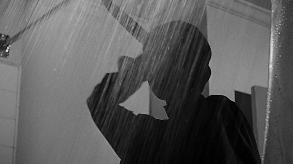 Norman Bates asesina a Marion Crane casi al principio de 'Psicosis", de Alfred Hitchcock.