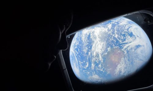 El comandante de la misión Artemis II, Reid Wiseman, se asoma para ver la Tierra en su viaje para orbitar la Luna.