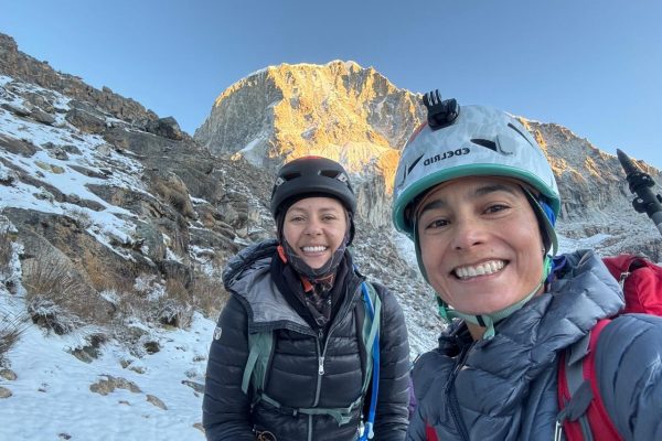 Ana Isabel Bustamante Delgado y Ana María Giraldo Gómez, en marzo de 2025, en uno de sus recorridos preparatorios para subir al Monte Vinson. /