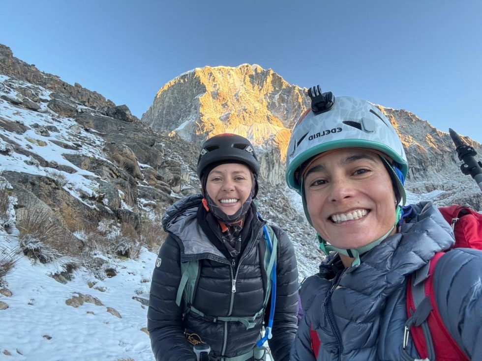 Ana Isabel Bustamante Delgado y Ana María Giraldo Gómez, en marzo de 2025, en uno de sus recorridos preparatorios para subir al Monte Vinson. /