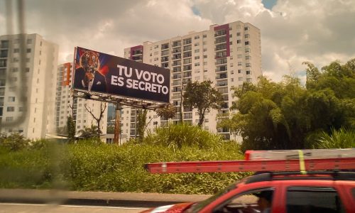 Foto de una valla del candidato Abelardo de la Espriella que dice Tu voto es secreto y que tiene las características que describe el autor en su texto