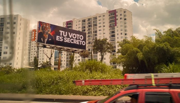 Foto de una valla del candidato Abelardo de la Espriella que dice Tu voto es secreto y que tiene las características que describe el autor en su texto
