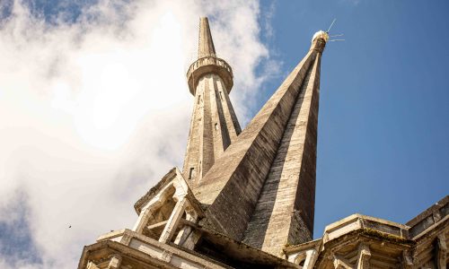Plano cerrado de la torre Santa Inés de la Catedral de Manizales inclinada. Se ve una torre sobre la otra.